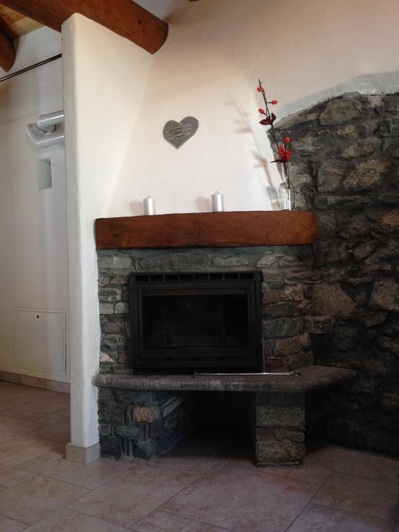 Maison Des Challant Challand Saint Victor Luaran gambar